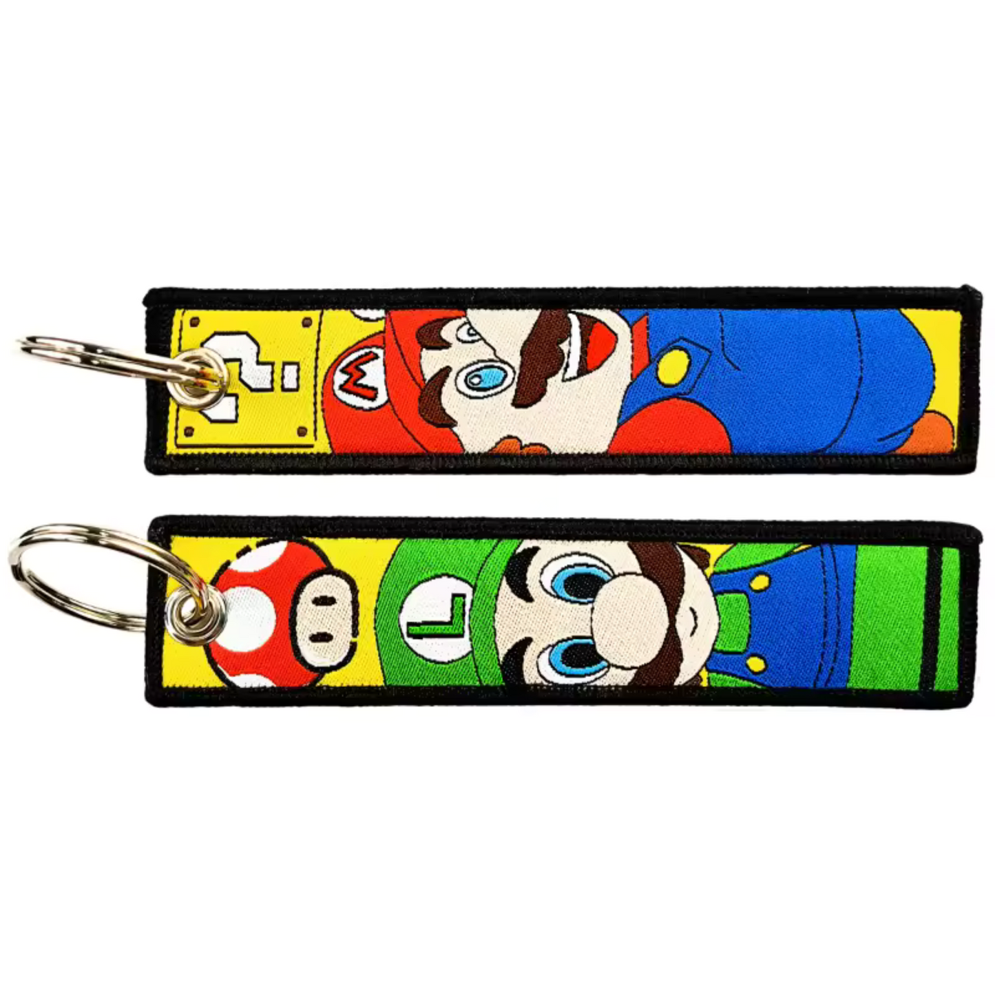 Affiche ta passion pour le duo le plus emblématique du jeu vidéo avec ce long porte-clé textile à l’effigie de Mario et Luigi ! Des deux côtés, retrouve les deux frères moustachus en pleine action, prêts à sauter, courir et sauver le Royaume Champignon comme toujours, côte à côte. Ce porte-clé solide, coloré et plein de bonne humeur est parfait pour personnaliser tes clés, ton sac ou ton rétroviseur, et te rappellera que rien ne vaut la puissance de la fraternité… surtout avec une salopette et une casquette