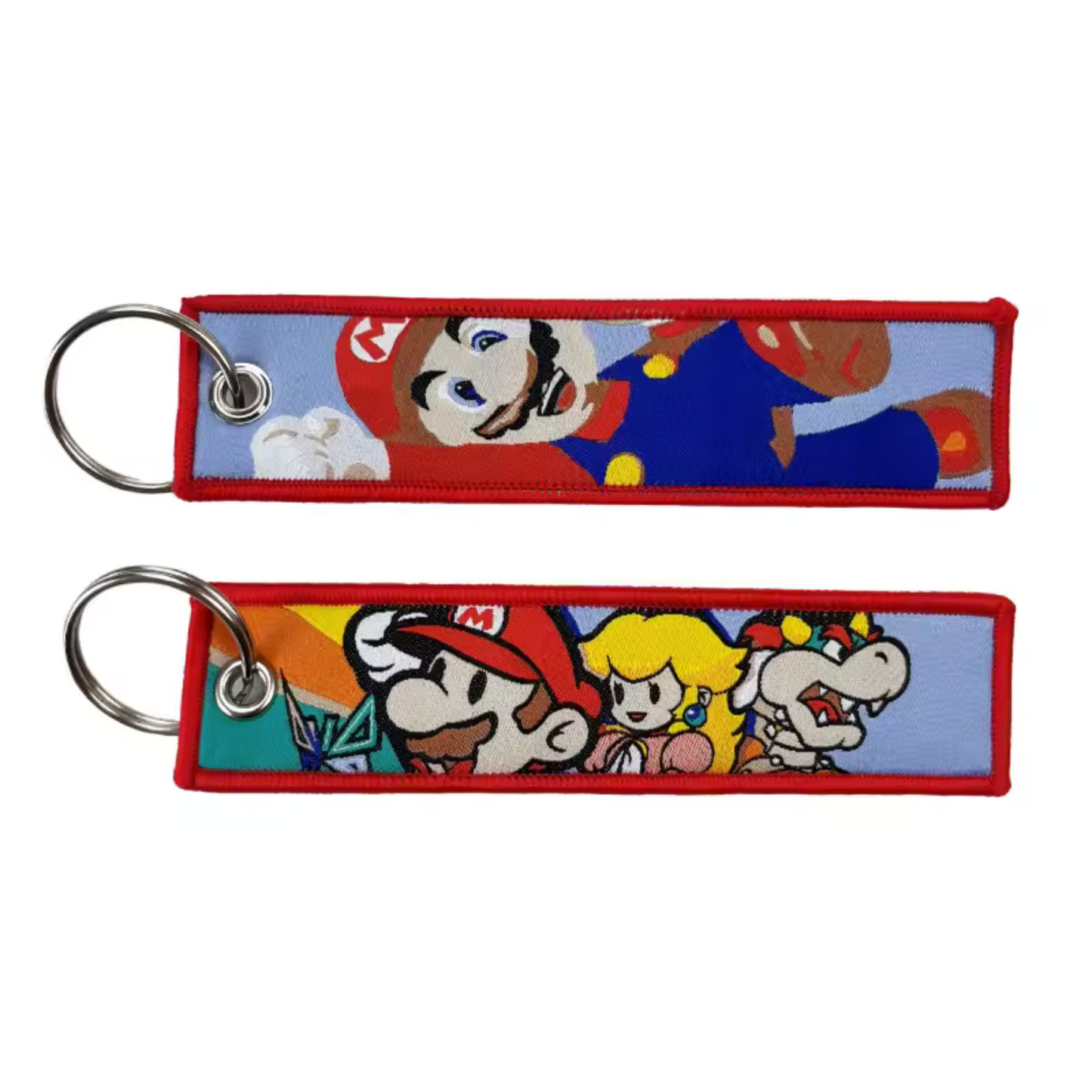 Retrouve le trio légendaire de l’univers Nintendo avec ce long porte-clé textile à l’effigie de Mario, Bowser et la Princesse Peach ! Des deux côtés, admire cette scène culte : Mario déterminé, Bowser imposant et Peach pleine de grâce, réunis dans un face-à-face aussi mythique que nostalgique. Ce porte-clé coloré, solide et plein d’énergie est parfait pour personnaliser tes clés, ton sac ou ton rétroviseur, et t’accompagner partout avec une touche de fun et d’aventure made in Mushroom Kingdom !