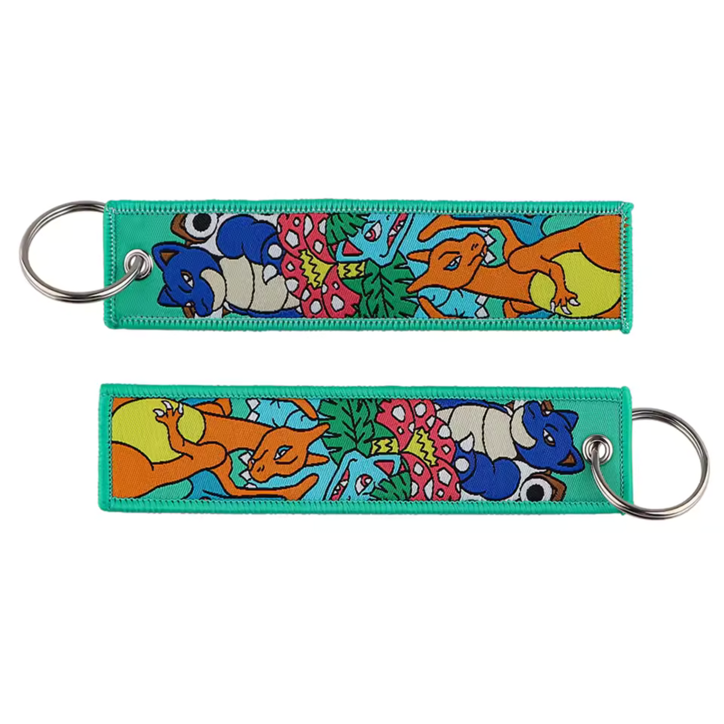 Affiche ton amour pour les trois Pokémon de départ les plus iconiques avec ce long porte-clé textile à l’effigie de Dracaufeu, Florizarre et Tortank ! Des deux côtés, retrouve ces puissants Pokémon dans toute leur gloire : Dracaufeu crachant des flammes, Florizarre entouré de végétation luxuriante, et Tortank avec son canon à eau prêt à attaquer. Ce porte-clé robuste et vibrant est parfait pour personnaliser tes clés, ton sac ou ton rétroviseur, et te rappellera que l’amitié et la puissance de ces trois Pok