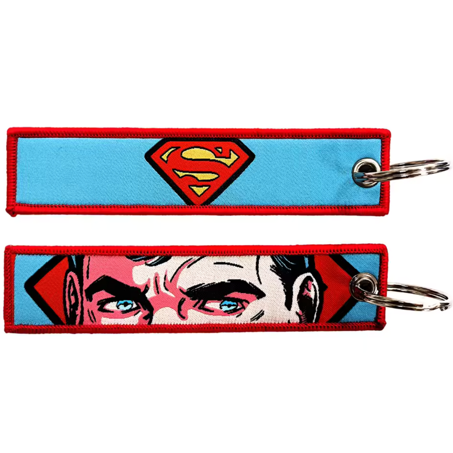 Affiche ta passion pour le héros venu de Krypton avec ce long porte-clé textile à l’effigie de Superman ! Des deux côtés, retrouve Superman dans son costume emblématique, volant au-dessus de Metropolis, prêt à sauver le monde avec son regard déterminé et sa force surhumaine. Ce porte-clé robuste et puissant est parfait pour personnaliser tes clés, ton sac ou ton rétroviseur, et te rappellera que l’espoir, la justice et le courage peuvent toujours vaincre l’adversité.