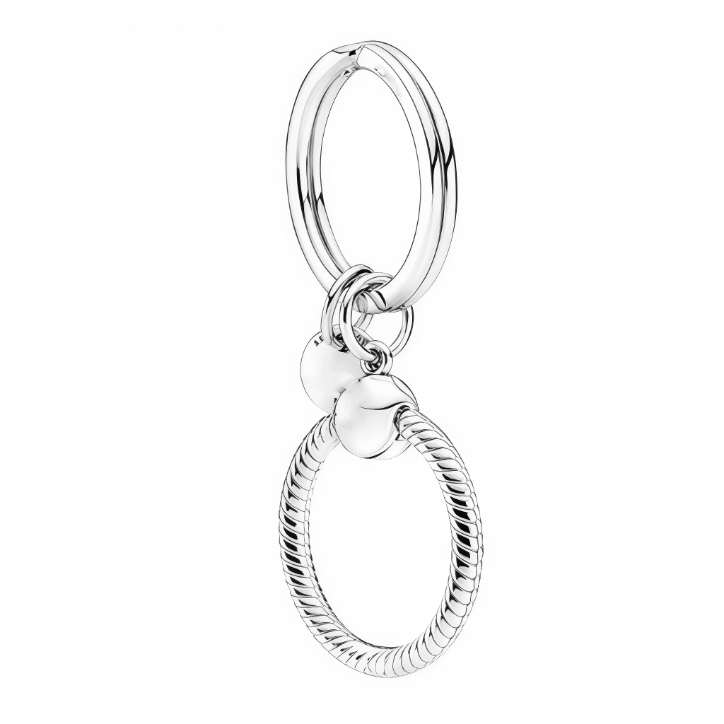 Ce mini porte-clé rond argenté est l’accessoire parfait pour mettre en valeur vos charms avec élégance et simplicité. Compact et léger, il s’accroche facilement à vos clés, sacs ou trousses. Son design torsadé apporte une touche de raffinement tout en restant discret.