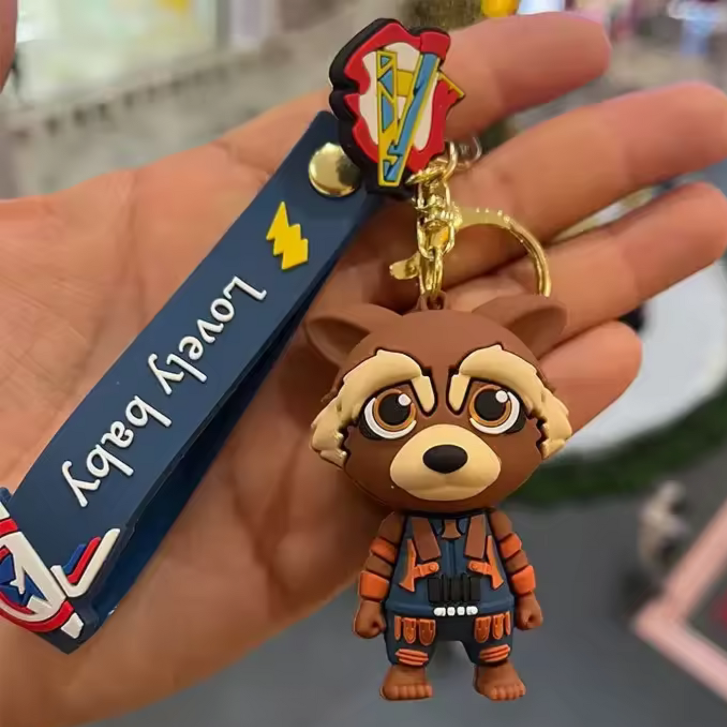 Emporte un peu de l’univers intergalactique avec ce porte-clé Rocket Raccoon 💥
Ajoute une touche de rebellion et d’humour à ton quotidien avec ce porte-clé Rocket, l’un des personnages les plus emblématiques de l’équipe des Gardiens de la Galaxie. Ce raccoon intelligent, audacieux et un brin déjanté est prêt à t’accompagner partout, que ce soit pour défendre l’univers ou pour… voler quelques caisses de groot.