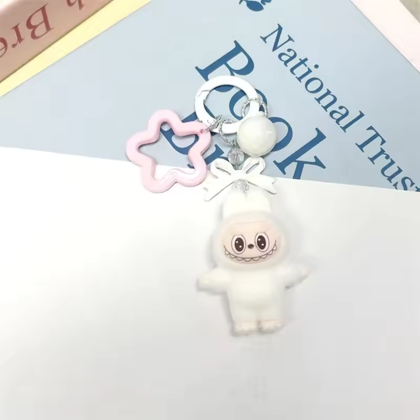 Pur, tendre et plein de malice, ce porte-clé peluche Labubu blanc est la version la plus douce et élégante de la célèbre créature Pop Mart. Avec sa couleur neige et son petit sourire rusé, il s’accorde parfaitement à tous les styles, tout en gardant ce grain de folie qui rend Labubu si unique. Un accessoire à la fois chic et farfelu.