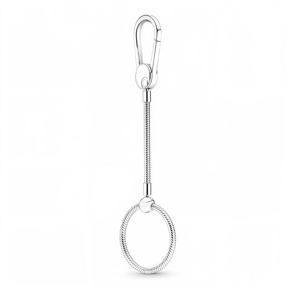 Ajoutez une touche d’élégance à vos accessoires avec ce porte-clé rond long argenté. Sa forme allongée offre plus d'espace pour suspendre vos charms favoris tout en restant chic et fonctionnel. Le design torsadé donne du relief à l'ensemble, parfait pour un usage quotidien ou comme bijou de sac.