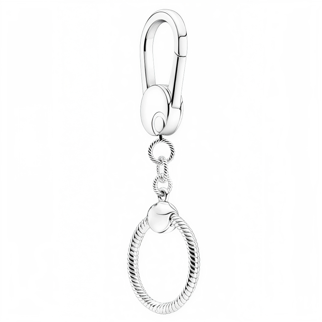 Offrez à vos charms préférés une scène digne d’eux avec ce porte-clé rond en argent 925. Son design torsadé élégant et son système de fixation sécurisé en font l’accessoire parfait pour emporter vos breloques partout, même sans bracelet. Minimaliste mais raffiné, il transforme vos charms en véritable bijou nomade à accrocher à votre trousseau, sac ou trousse.