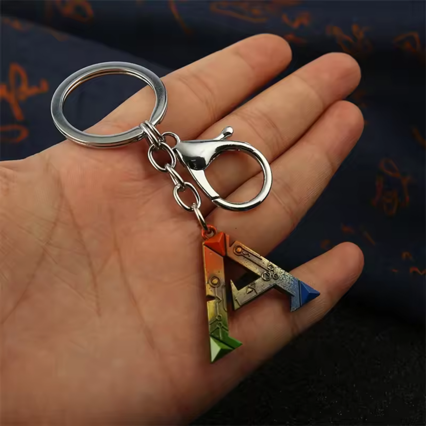 Emporte l’esprit sauvage d’ARK partout avec toi grâce à ce porte-clé inspiré du célèbre jeu de survie ! Que tu sois dompteur de dinos, bâtisseur de base ou explorateur intrépide, ce porte-clé est un clin d’œil stylé à tes aventures sur l’île. Avec son design inspiré de l’iconique logo ARK, c’est l’accessoire parfait pour tout survivant qui se respecte. Prépare ton inventaire, l’aventure continue !