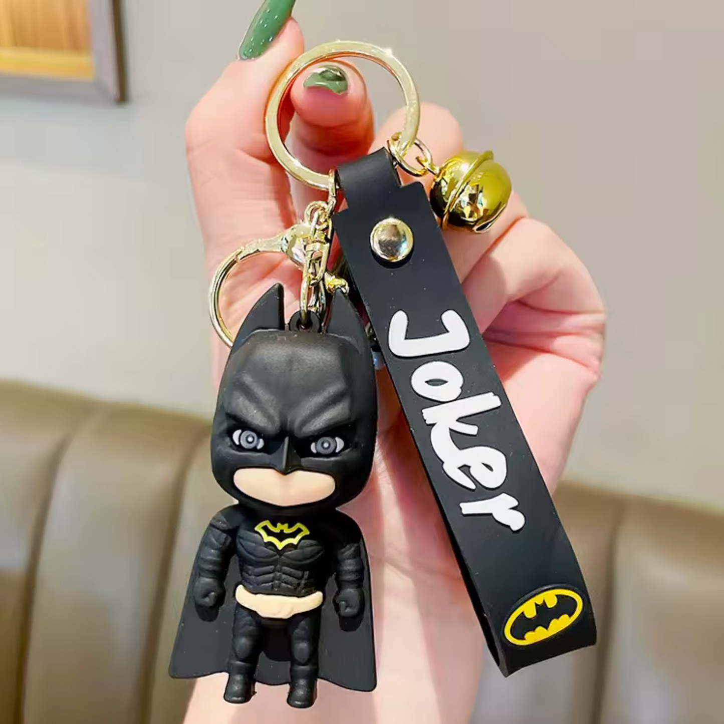 Incarne l’esprit de Gotham avec ce porte-clé Batman au design sombre et emblématique. Que tu sois fan de comics, de films ou simplement du Chevalier Noir, cet accessoire est fait pour toi.
Avec ses finitions soignées et son coloris noir profond, il apporte une touche de mystère et de classe à tes clés, ton sac ou ton rétro. Sobre, puissant et iconique – l’allié parfait pour ceux qui préfèrent l’ombre à la lumière.