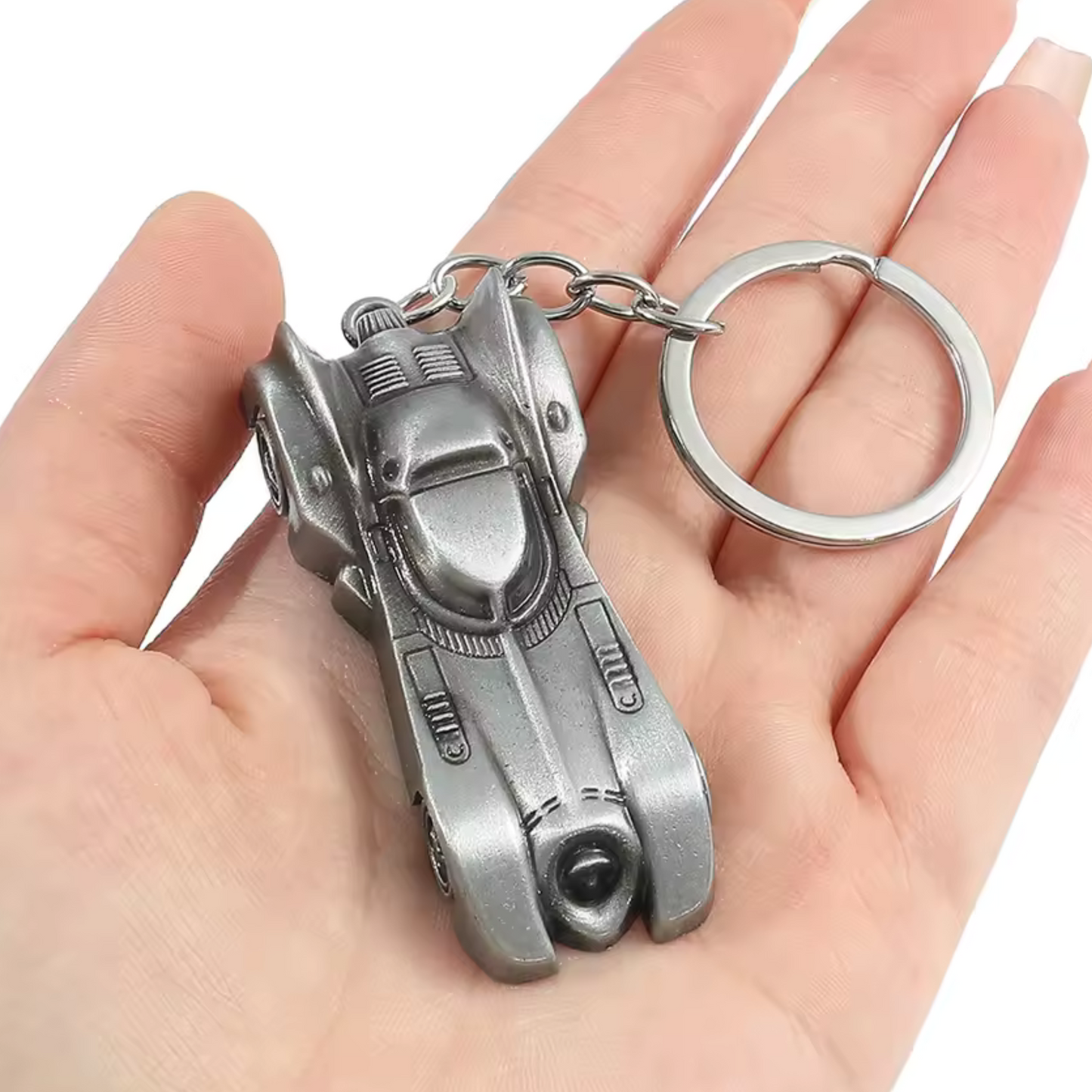 Pour les véritables fans de Batman, ce porte-clé Batmobile en métal argenté est un accessoire incontournable. Disponible en 2 coloris, il capture l'essence de la célèbre voiture de Batman, alliant élégance et audace. Parfait pour personnaliser vos clés, sacs ou ajouter une touche de super-héros à votre quotidien.