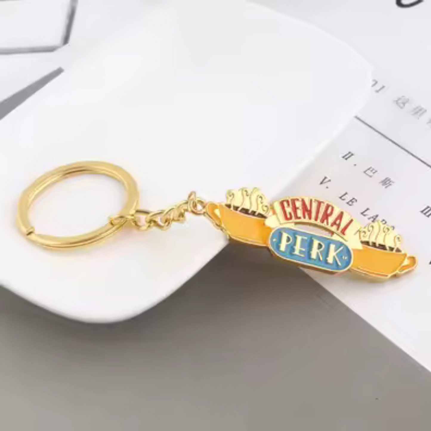 Porte-clé Central Perk doré – Logo Friends finition luxe