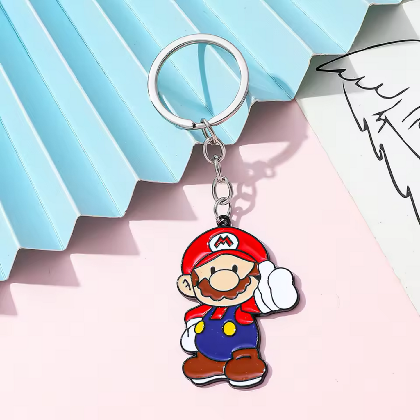 Affiche ta passion pour l’univers Super Mario avec ces porte-clés en alliage métal, à la fois robustes et ultra stylés ! Que ce soit Mario, une étoile, une pièce ou un champignon, chaque modèle reprend les icônes cultes du jeu vidéo dans une finition soignée et brillante. Parfaits pour accrocher à tes clés, ton sac ou même décorer ton setup gamer, ces porte-clés sont le mix parfait entre nostalgie et qualité.