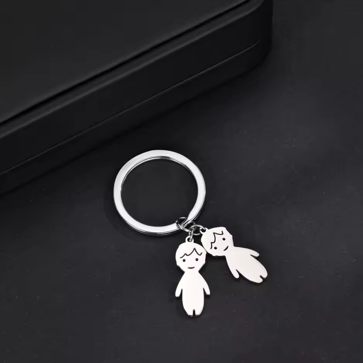 Stainless steel keychain – Silhouettes of your children with engraved first name or date