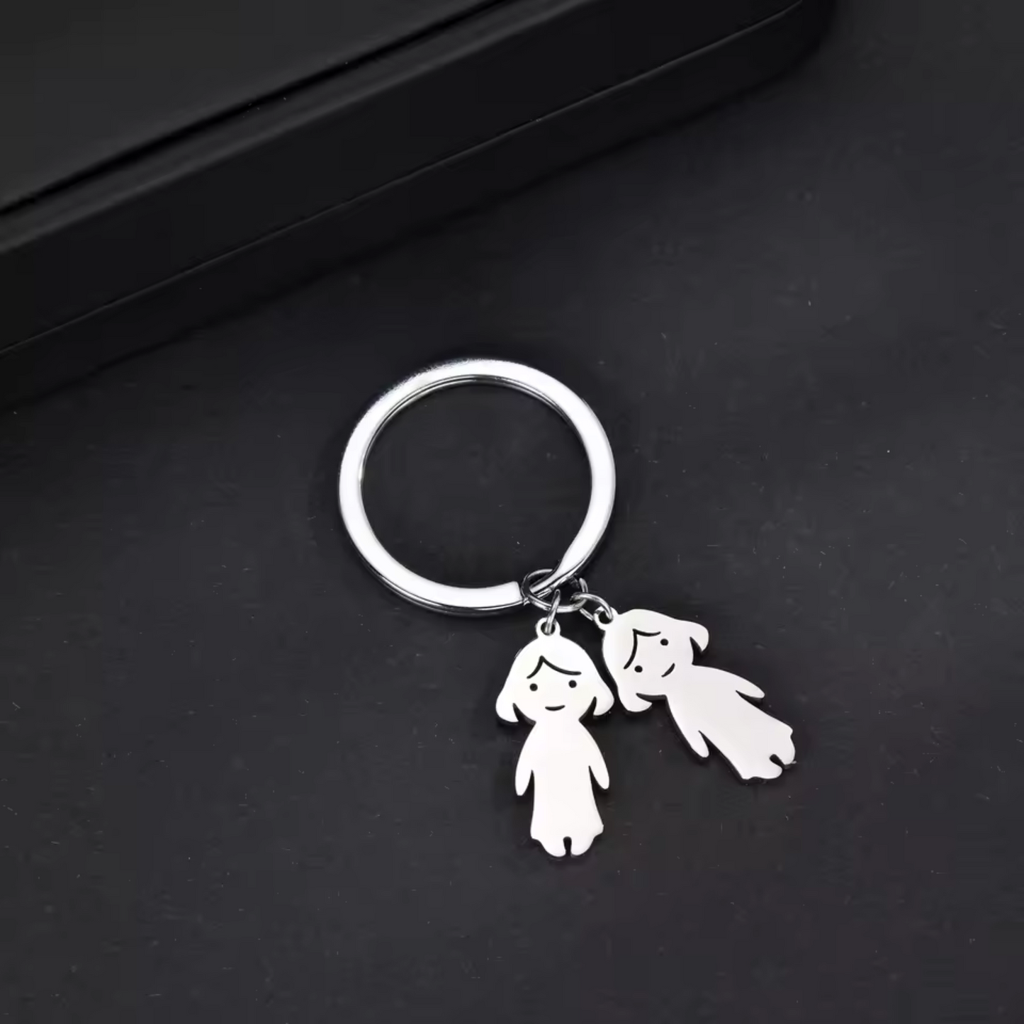 Stainless steel keychain – Silhouettes of your children with engraved first name or date