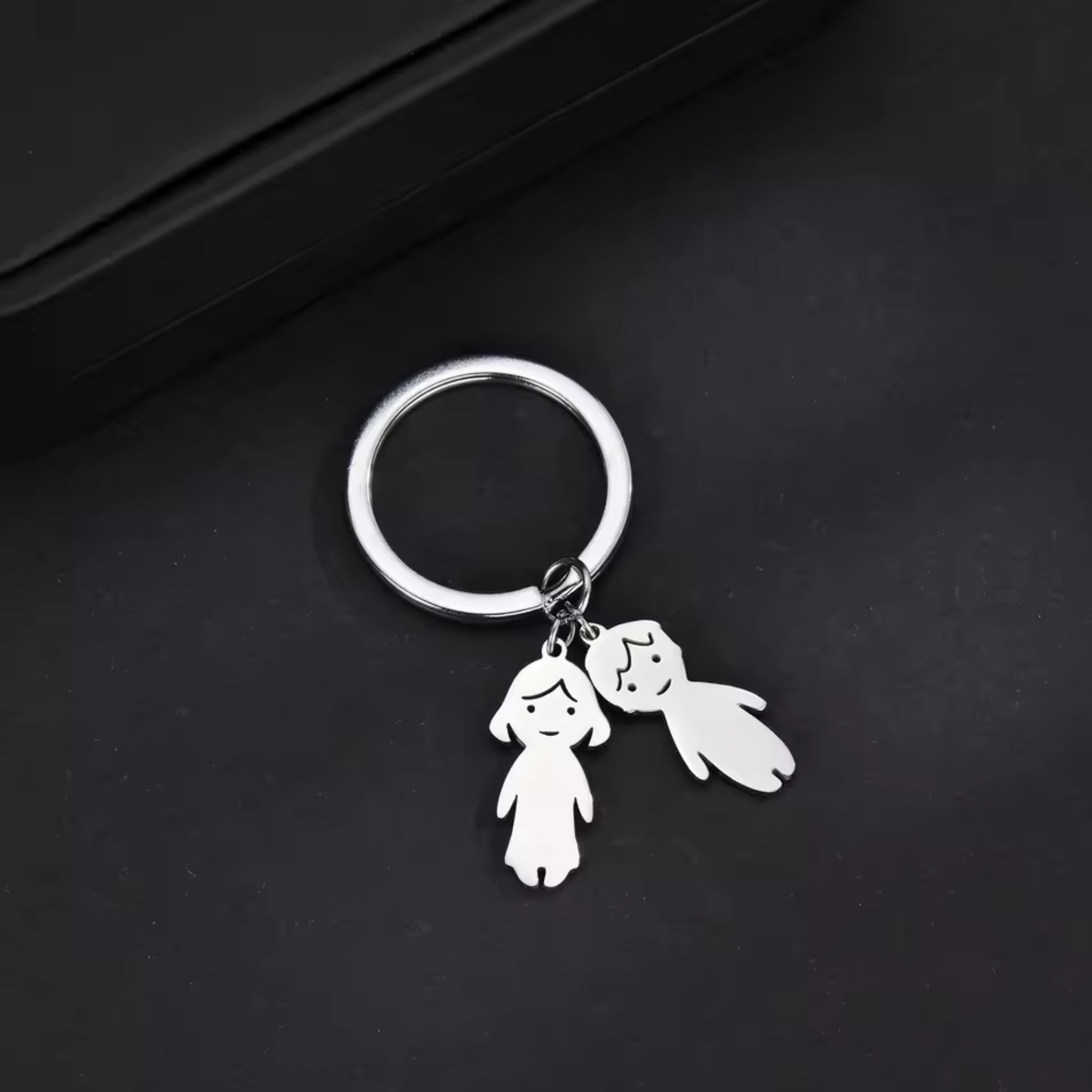 Stainless steel keychain – Silhouettes of your children with engraved first name or date