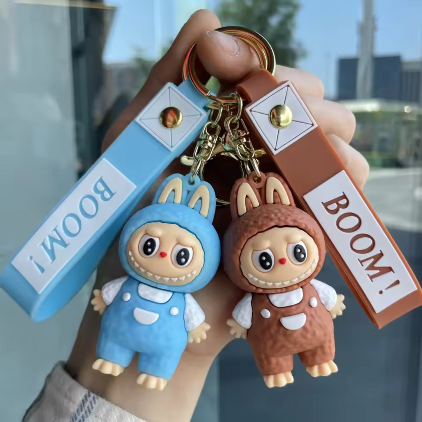 Porte-Clé Peluche Labubu Mouton avec Salopette – Douceur Rembobinée