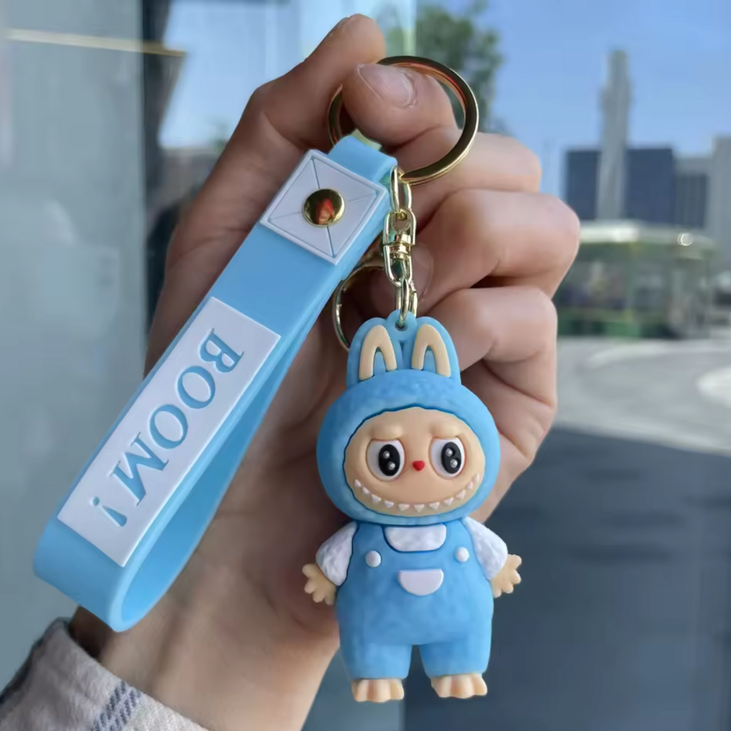 Porte-Clé Peluche Labubu Mouton avec Salopette – Douceur Rembobinée