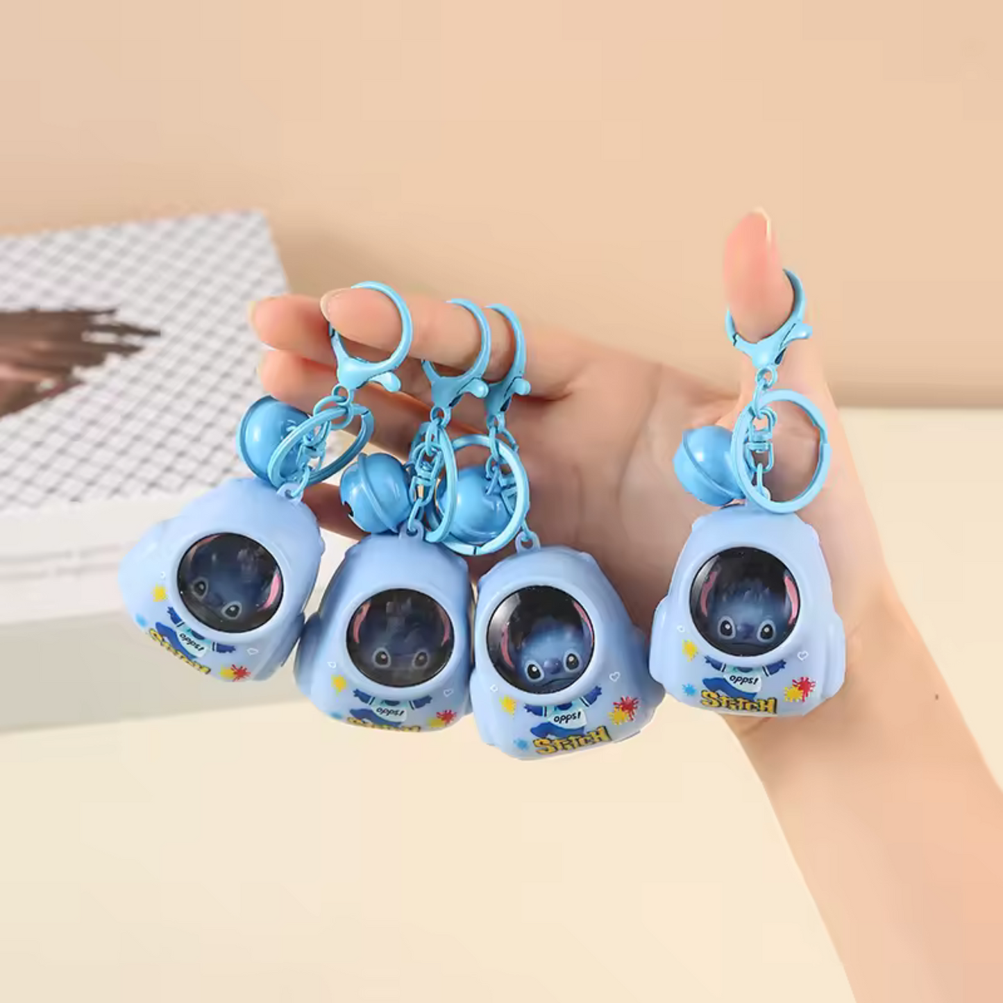 Porte-Clé Lumineux Stitch dans Son Sac à Dos – Aventure et Lumière au Bout des Clés