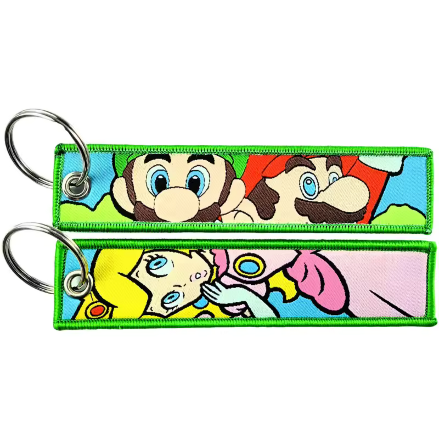 Affiche ton amour pour les héros du Royaume Champignon avec ce long porte-clé textile à l’effigie de Mario, Luigi et la Princesse Peach ! Des deux côtés, retrouve ce trio iconique dans une pose pleine de complicité et d’énergie : Mario prêt à sauter dans l’action, Luigi avec son courage inébranlable, et Peach, l'élégante princesse, prête à soutenir ses héros. Ce porte-clé coloré et solide est parfait pour personnaliser tes clés, ton sac ou ton rétroviseur, et te rappellera que l’aventure, c’est toujours mie