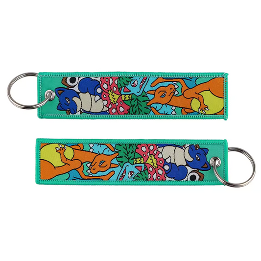 Affiche ton amour pour les trois Pokémon de départ les plus iconiques avec ce long porte-clé textile à l’effigie de Dracaufeu, Florizarre et Tortank ! Des deux côtés, retrouve ces puissants Pokémon dans toute leur gloire : Dracaufeu crachant des flammes, Florizarre entouré de végétation luxuriante, et Tortank avec son canon à eau prêt à attaquer. Ce porte-clé robuste et vibrant est parfait pour personnaliser tes clés, ton sac ou ton rétroviseur, et te rappellera que l’amitié et la puissance de ces trois Pok