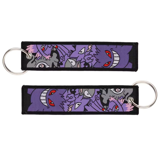 Affiche ta passion pour l'un des Pokémon les plus emblématiques avec ce long porte-clé textile à l’effigie d’Ectoplasma ! Des deux côtés, retrouve ce Pokémon fantomatique dans sa forme la plus menaçante, avec son sourire sinistre et son regard perçant. Ce porte-clé robuste et unique est parfait pour personnaliser tes clés, ton sac ou ton rétroviseur, et te rappellera que l’obscurité et la ruse sont les véritables pouvoirs d’un Pokémon de l’ombre. 