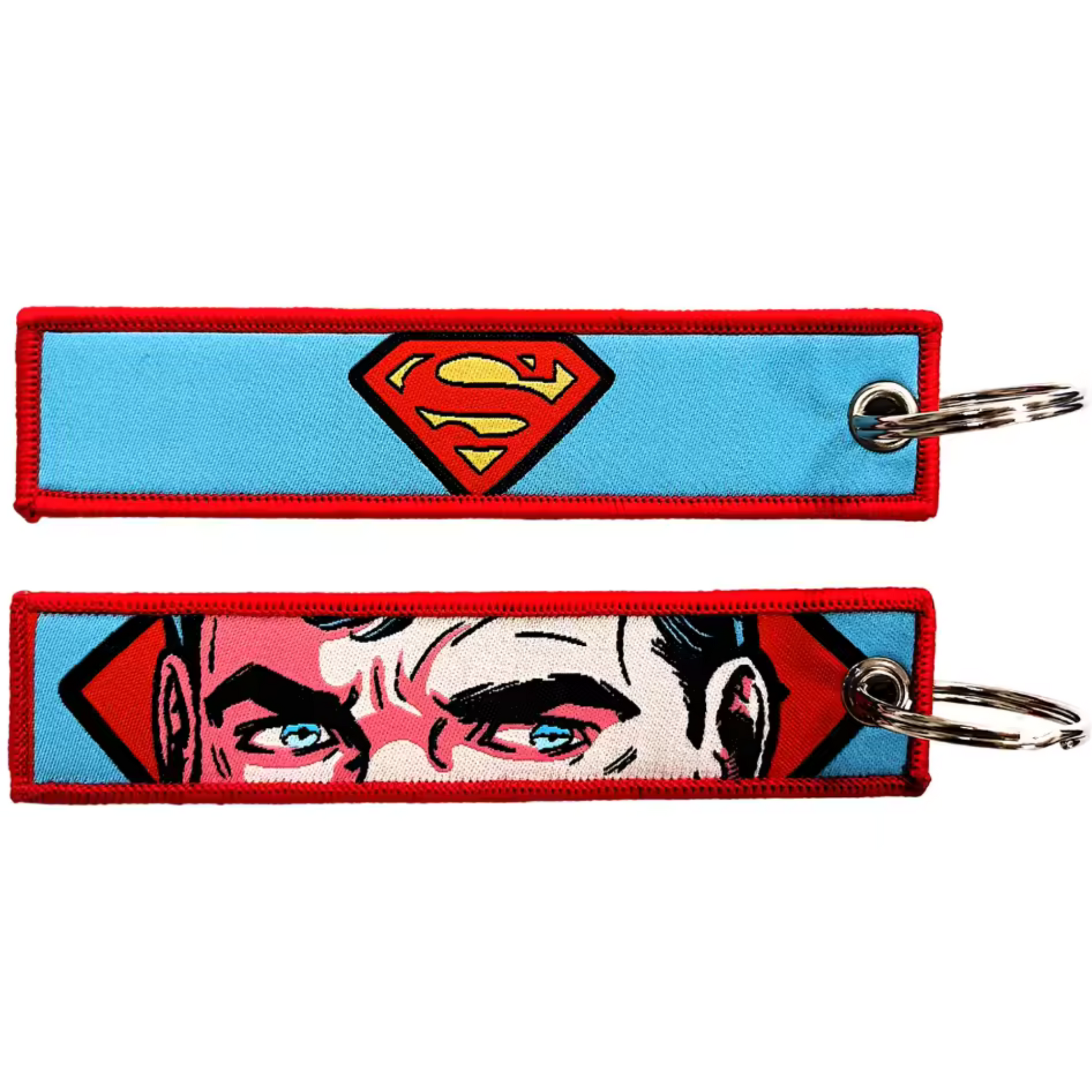 Affiche ta passion pour le héros venu de Krypton avec ce long porte-clé textile à l’effigie de Superman ! Des deux côtés, retrouve Superman dans son costume emblématique, volant au-dessus de Metropolis, prêt à sauver le monde avec son regard déterminé et sa force surhumaine. Ce porte-clé robuste et puissant est parfait pour personnaliser tes clés, ton sac ou ton rétroviseur, et te rappellera que l’espoir, la justice et le courage peuvent toujours vaincre l’adversité. 