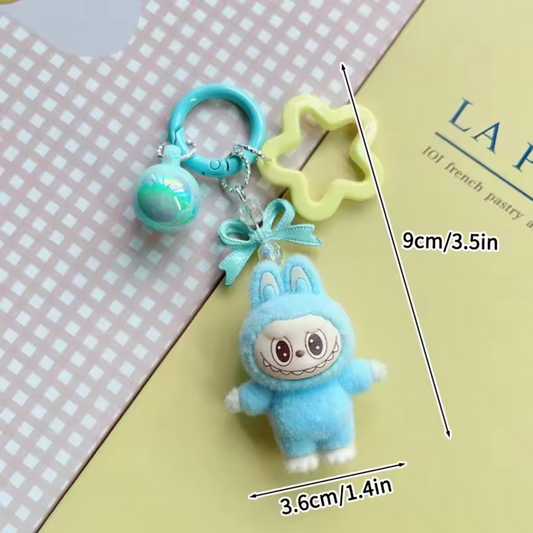Ajoutez une touche de mignonnerie décalée à votre quotidien avec ce porte-clé peluche Labubu bleu ! Avec ses grandes oreilles, sa texture toute douce et son look espiègle, il accompagne vos clés, sacs ou trousses avec style. Un accessoire aussi fun que moelleux, pour les fans de l’univers Pop Mart et des petits compagnons au caractère bien trempé.