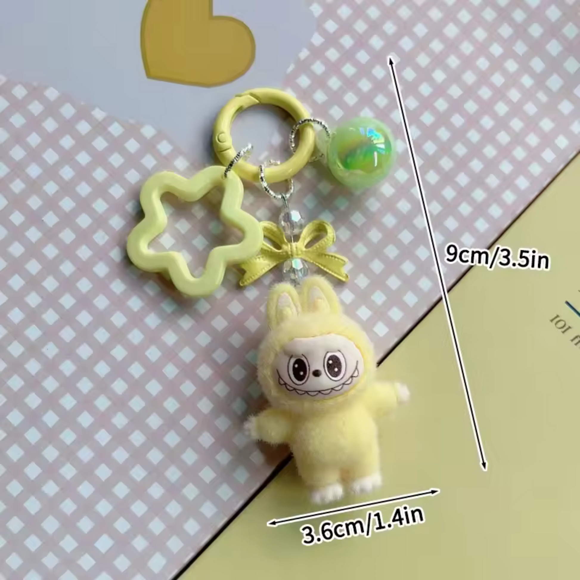 Du soleil dans votre poche ! Ce porte-clé peluche Labubu jaune illumine votre trousseau avec sa couleur vive et son expression malicieuse. Toujours aussi doux, toujours aussi espiègle, ce petit compagnon en peluche est prêt à vous suivre partout. Un accessoire à la fois mignon, original et bourré de personnalité.