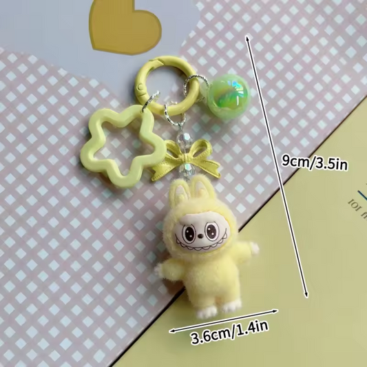 Du soleil dans votre poche ! Ce porte-clé peluche Labubu jaune illumine votre trousseau avec sa couleur vive et son expression malicieuse. Toujours aussi doux, toujours aussi espiègle, ce petit compagnon en peluche est prêt à vous suivre partout. Un accessoire à la fois mignon, original et bourré de personnalité.