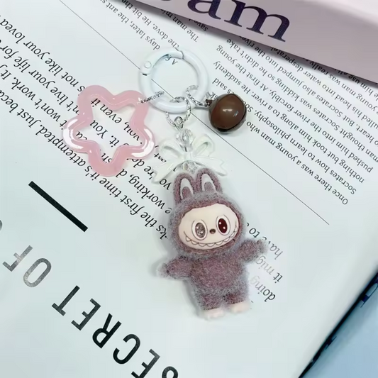 Retour aux origines avec ce porte-clé peluche Labubu marron, la version la plus fidèle à l’esprit espiègle de la créature culte. Avec sa fourrure douce et sa couleur naturelle, il évoque un petit animal malicieux tout droit sorti d’une forêt enchantée… ou d’un rêve bizarre. Un indispensable pour les fans de l’univers Pop Mart et des compagnons pleins de caractère.