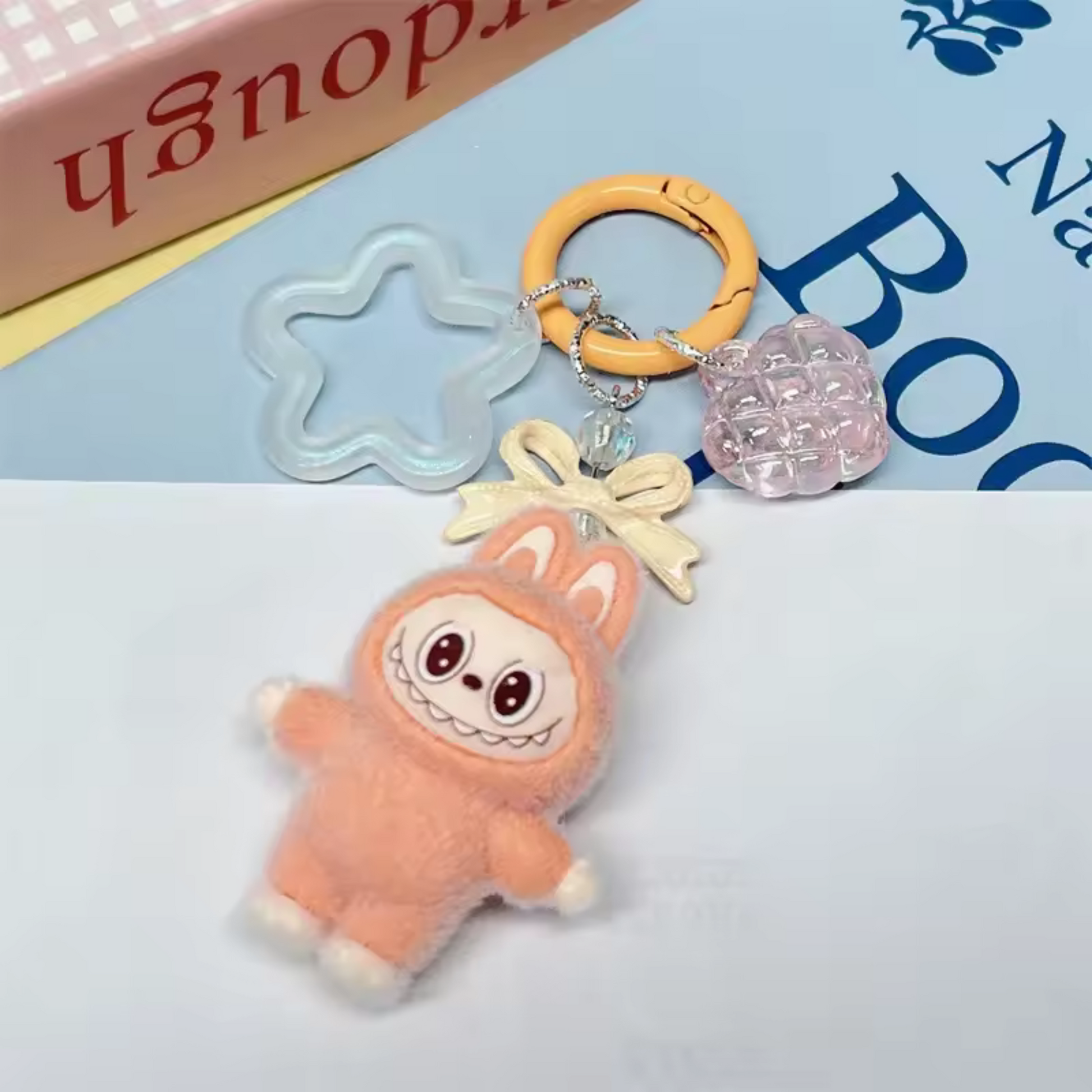 Un concentré de pep’s dans un mini format ! Ce porte-clé peluche Labubu orange attire tous les regards avec sa couleur vitaminée et son expression malicieuse. Idéal pour égayer sacs, clés ou trousses, il apporte une dose de bonne humeur partout où vous l’emmenez. Mignon, décalé et toujours prêt à faire le show.