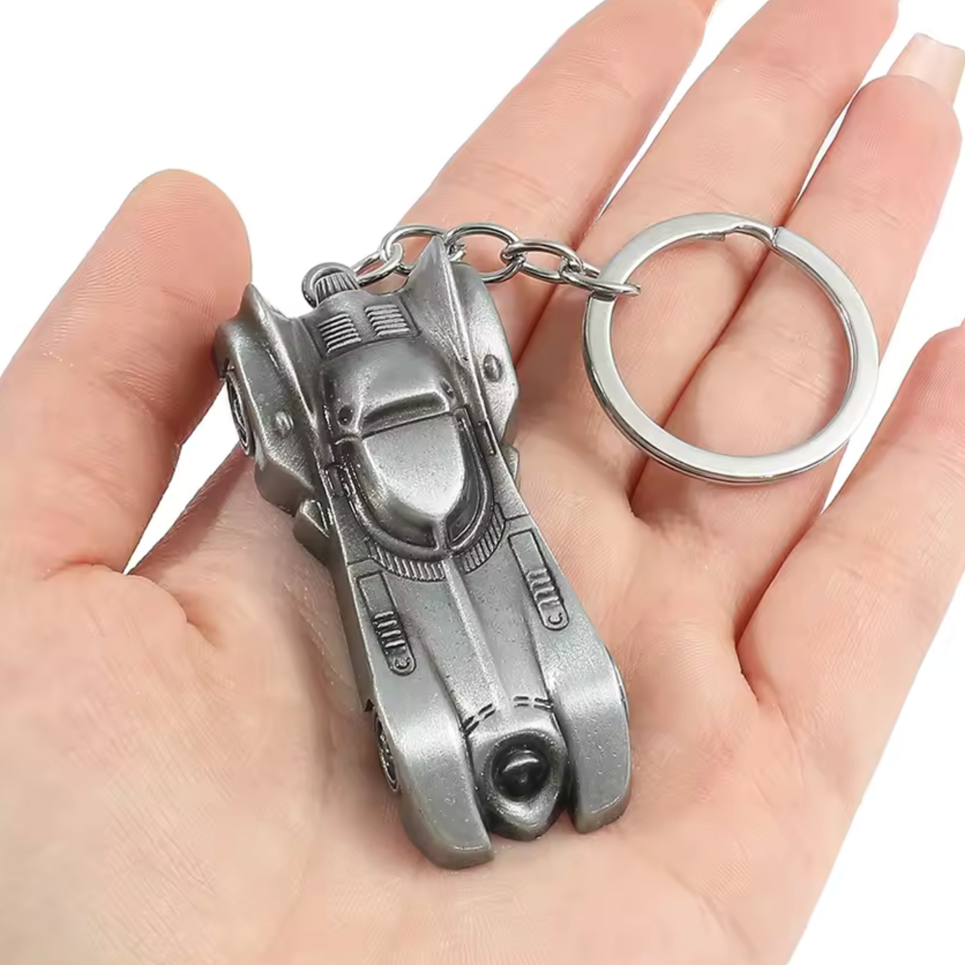 Pour les véritables fans de Batman, ce porte-clé Batmobile en métal argenté est un accessoire incontournable. Disponible en 2 coloris, il capture l'essence de la célèbre voiture de Batman, alliant élégance et audace. Parfait pour personnaliser vos clés, sacs ou ajouter une touche de super-héros à votre quotidien.