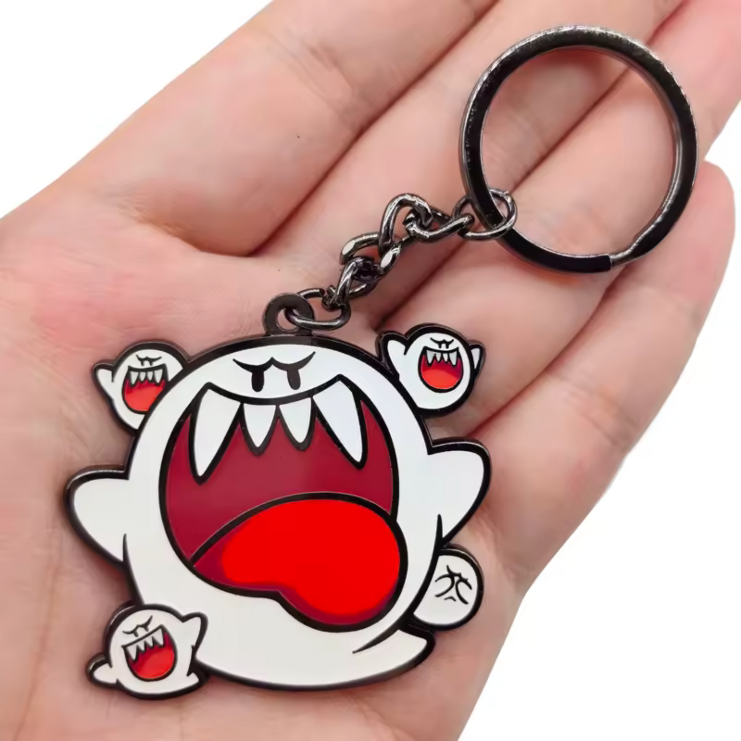 Ajoute une touche fantomatique à ton style avec ce&nbsp;porte-clé Boo&nbsp;en&nbsp;métal&nbsp;qui&nbsp;brille dans le noir&nbsp;! Inspiré du célèbre fantôme de l’univers Mario, ce modèle allie solidité et effet wahou dès que la lumière s’éteint. Parfait pour les fans de gaming, de détails originaux ou ceux qui aiment se faire remarquer même dans l’ombre. Accroche-le à tes clés, ton sac ou ta trousse et laisse Boo faire son petit effet.