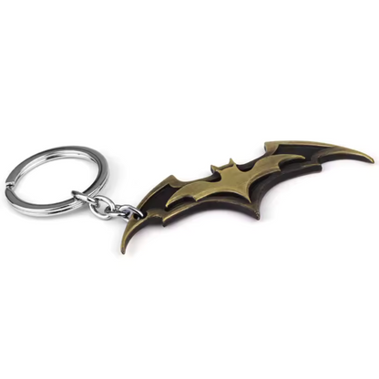 Montre ton allégeance à Batman avec ce porte-clé insigne de Batman. Disponible en 3 coloris différents, il capture l'emblématique logo de la chauve-souris dans un design moderne et élégant. Parfait pour personnaliser tes clés, sacs ou autres accessoires et afficher fièrement ton amour pour le Chevalier Noir.