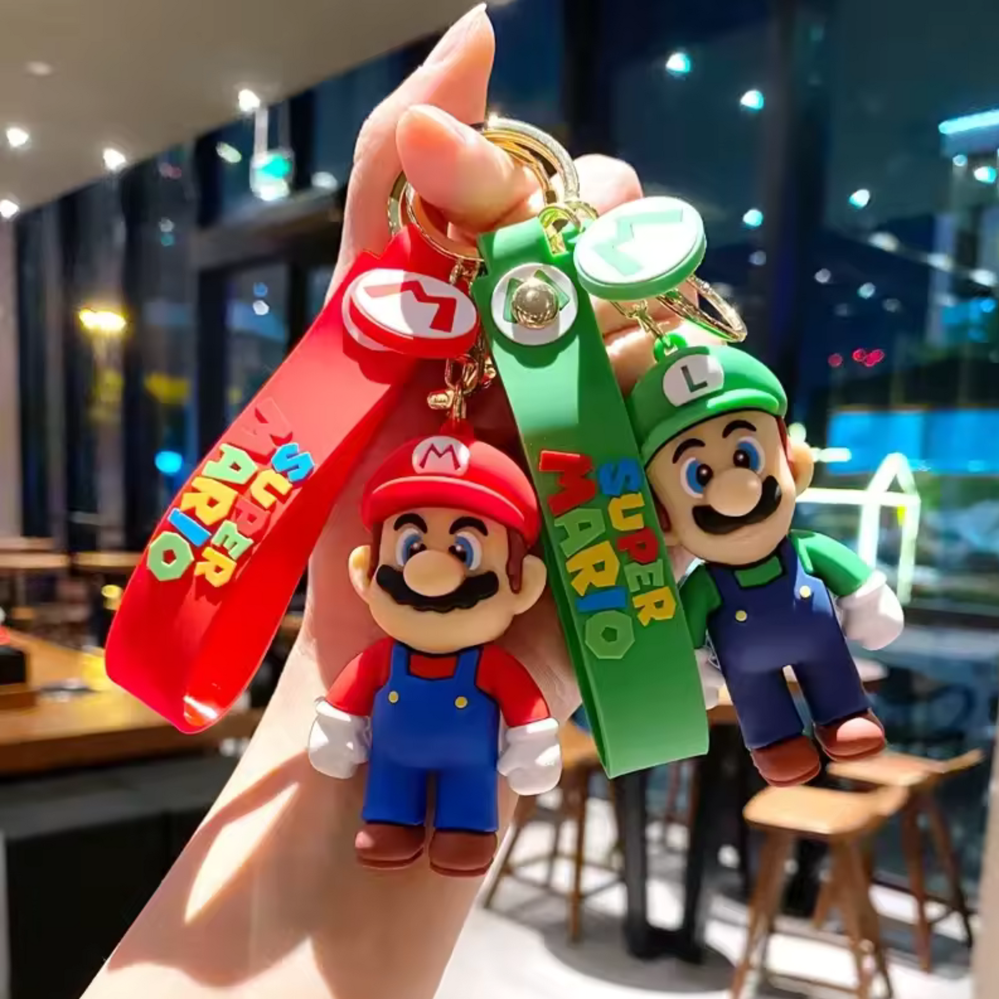 Retrouve le duo iconique de l’univers Nintendo avec ces porte-clés&nbsp;Mario &amp; Luigi, disponibles en&nbsp;2 modèles complémentaires&nbsp;! Que tu sois team Mario ou team Luigi, ou les deux à la fois, ces porte-clés pleins de nostalgie sont parfaits pour accrocher à tes clés, ton sac ou ta trousse. Solides, colorés et ultra fun, ils ravivent la magie des aventures dans le Royaume Champignon à chaque regard.