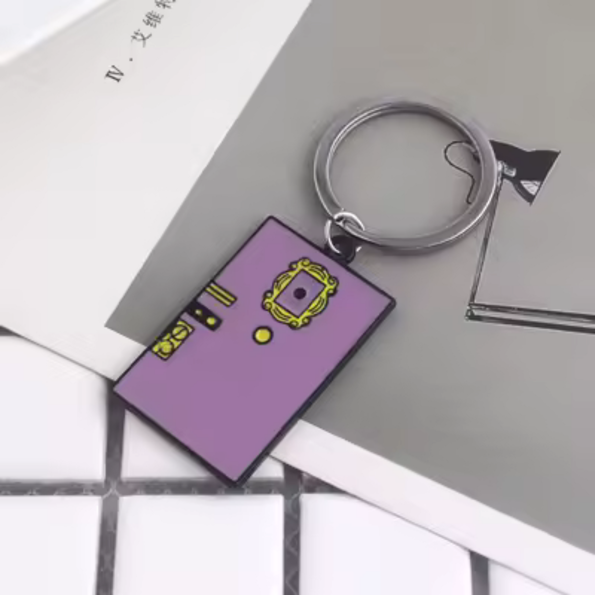 Affichez votre amour pour la série Friends avec ce porte-clé unique représentant la célèbre porte violette de l’appartement de Monica et Rachel. Un accessoire vintage et stylé, parfait pour tous les fans de la série culte des années 90. Fabriqué en métal de qualité, ce porte-clé léger et résistant vous accompagnera partout, que ce soit pour vos clés de maison, de voiture ou votre sac. Offrez-le en cadeau ou gardez-le pour vous, c’est un incontournable pour tout fan de Friends !