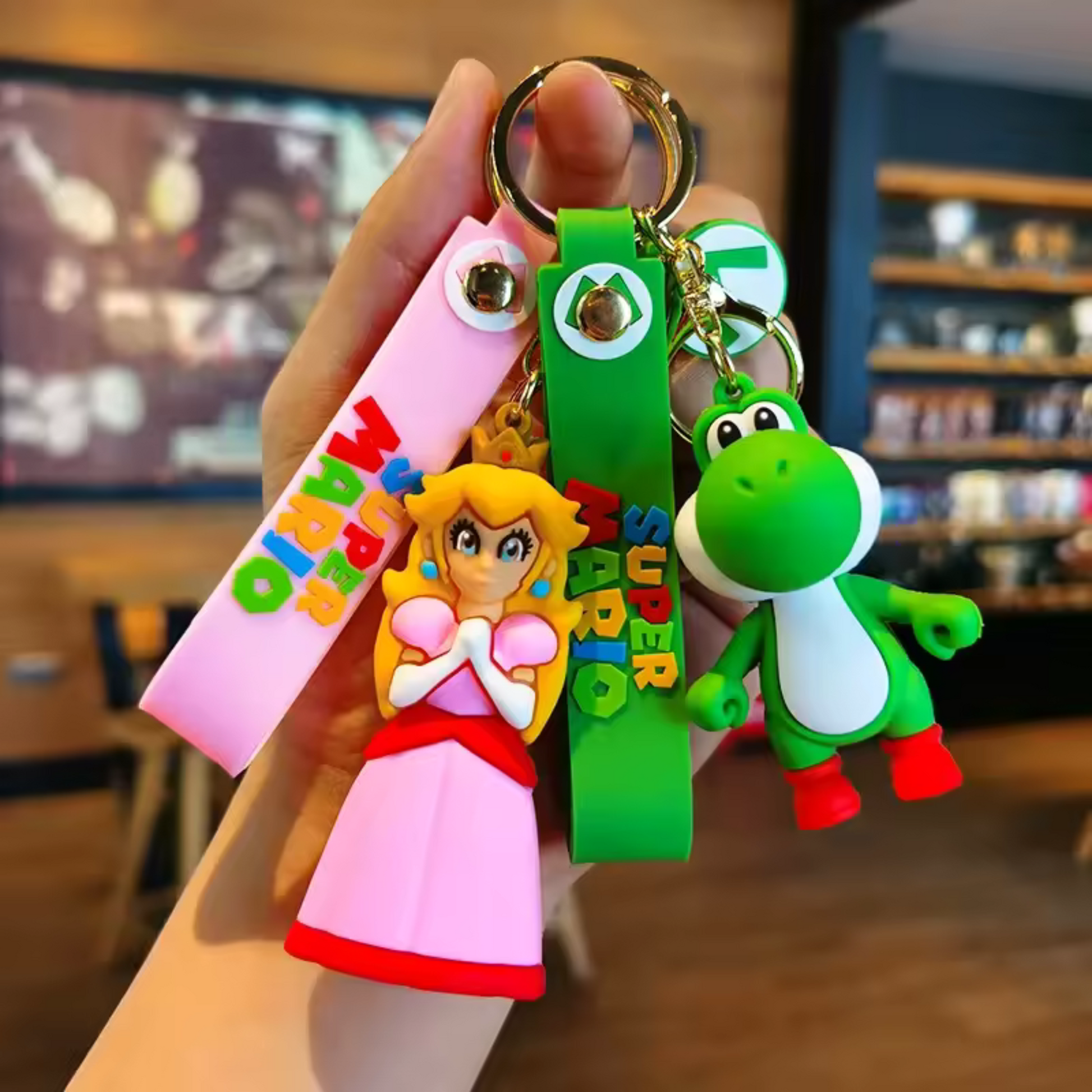 Plonge dans l’univers coloré de Nintendo avec ces porte-clés à l’effigie de&nbsp;Princesse Peach&nbsp;et&nbsp;Yoshi, disponibles en&nbsp;2 modèles adorables&nbsp;! Parfaits pour les fans de douceur royale ou d’aventures bondissantes, ces accessoires pleins de charme s’accrochent facilement à tes clés, ton sac ou ta trousse. Un duo iconique pour ajouter une touche fun, mignonne et rétro à ton quotidien.