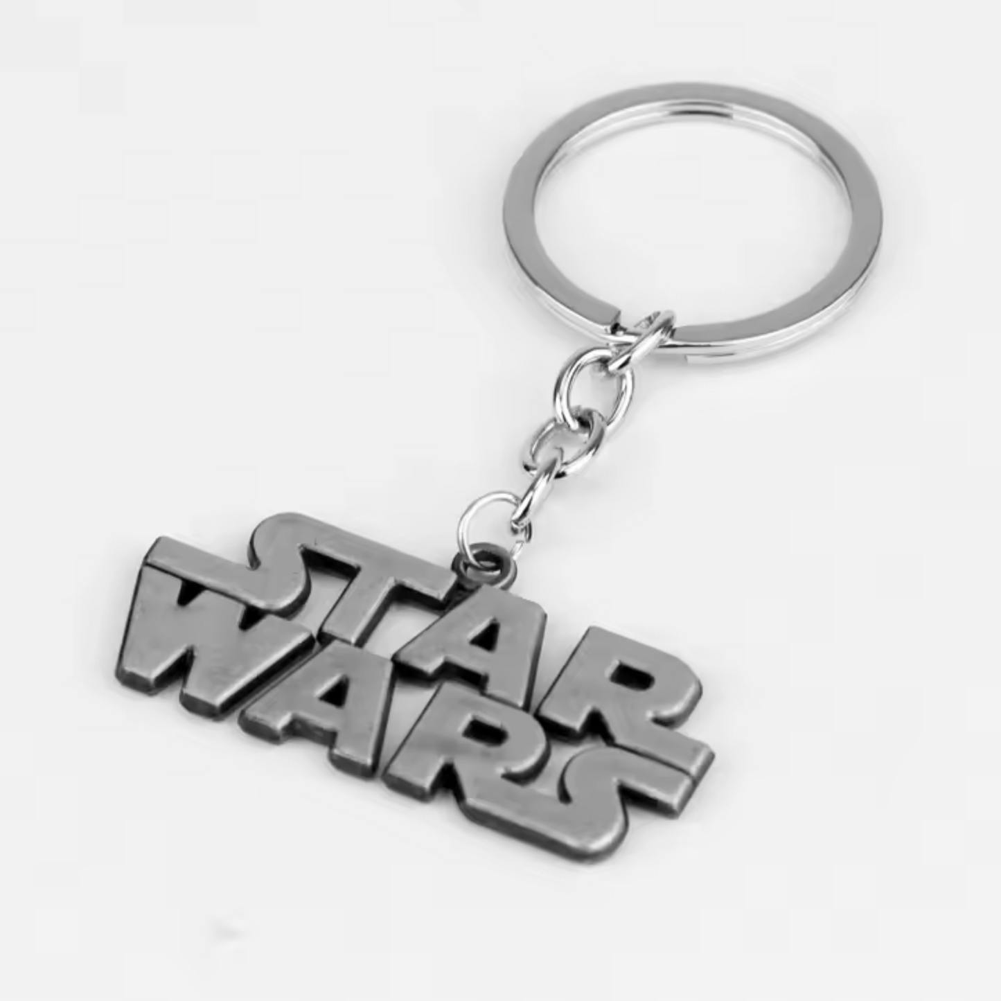 Exprimez votre passion pour Star Wars avec ce porte-clé en métal argenté au logo emblématique. Un accessoire chic et intemporel, parfait pour vos clés ou sacs.