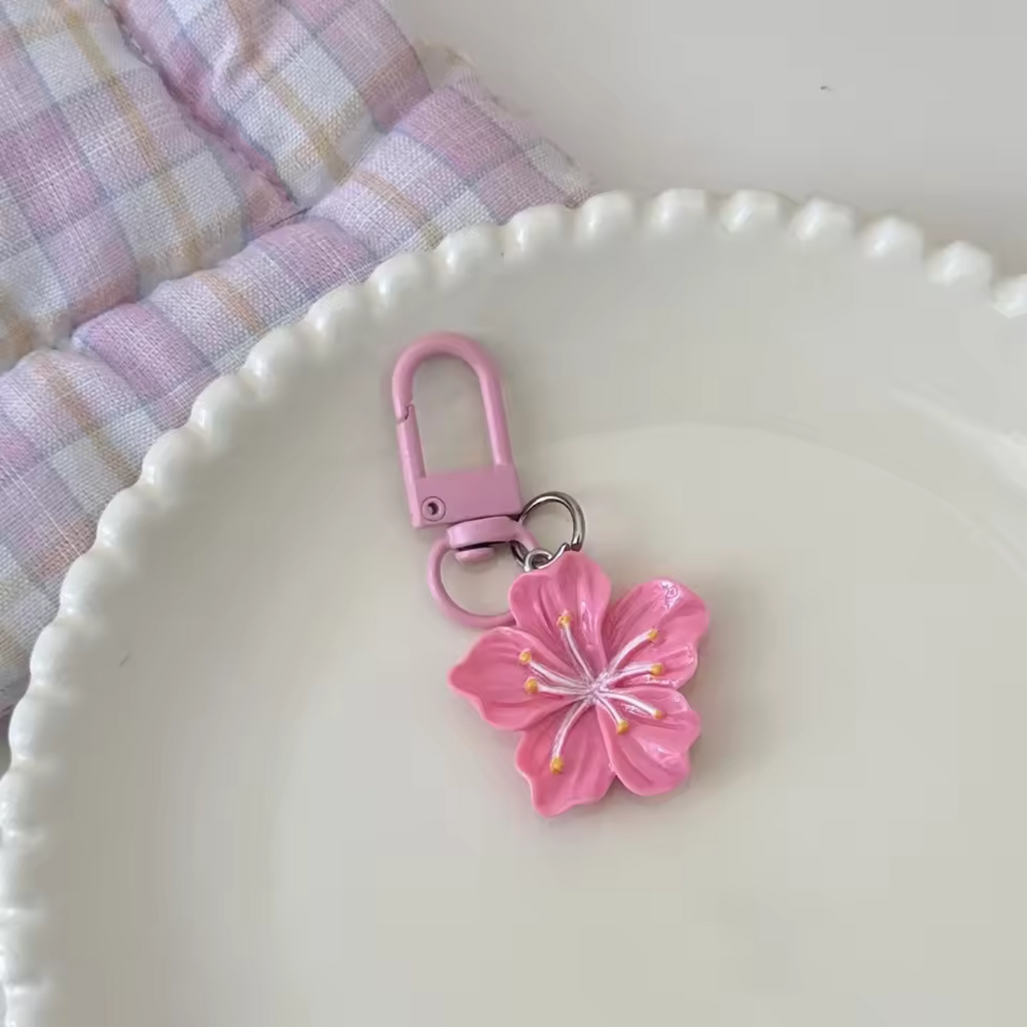 Hibiscus Flower Keychain – 5 tropical colors to see life in color