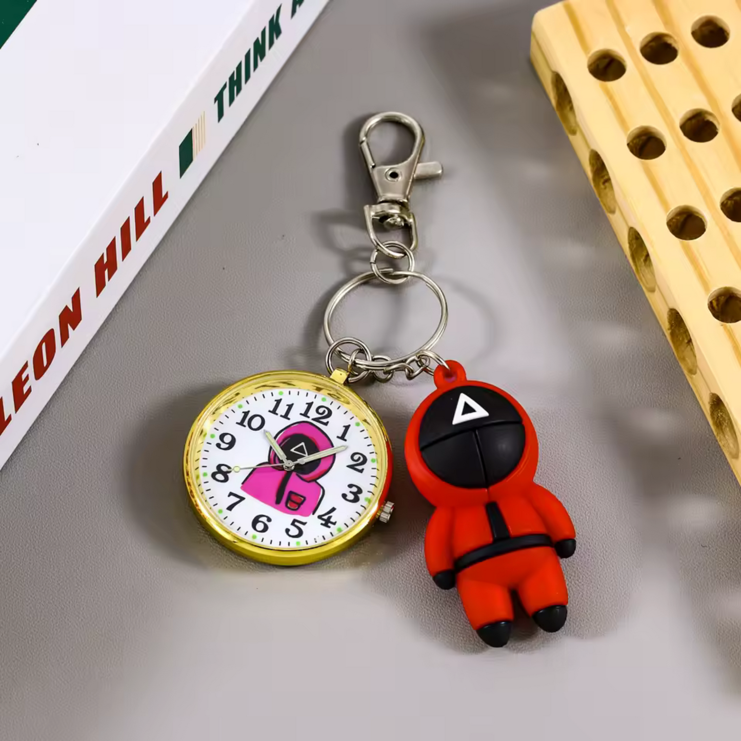 Triangle Guard Schlüsselanhänger mit Uhr – Squid Game inspiriertes Accessoire
