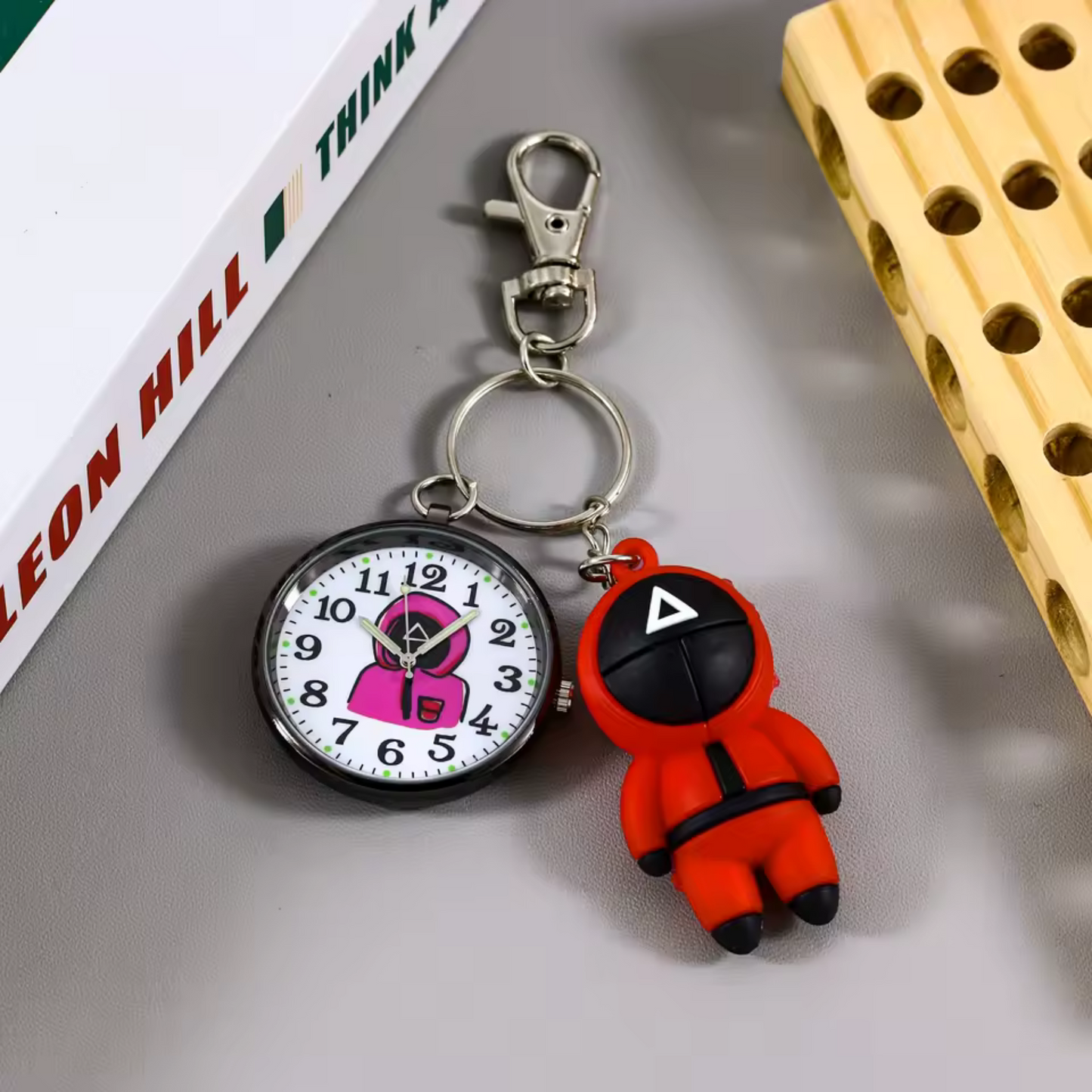 Triangle Guard Schlüsselanhänger mit Uhr – Squid Game inspiriertes Accessoire