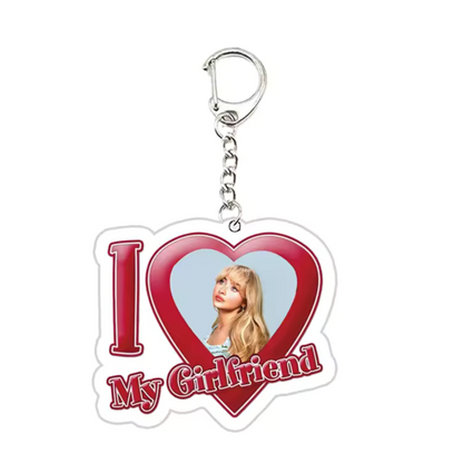 Schlüsselanhänger mit Inspiration von Sabrina Carpenter – 8 Designs voller Charakter