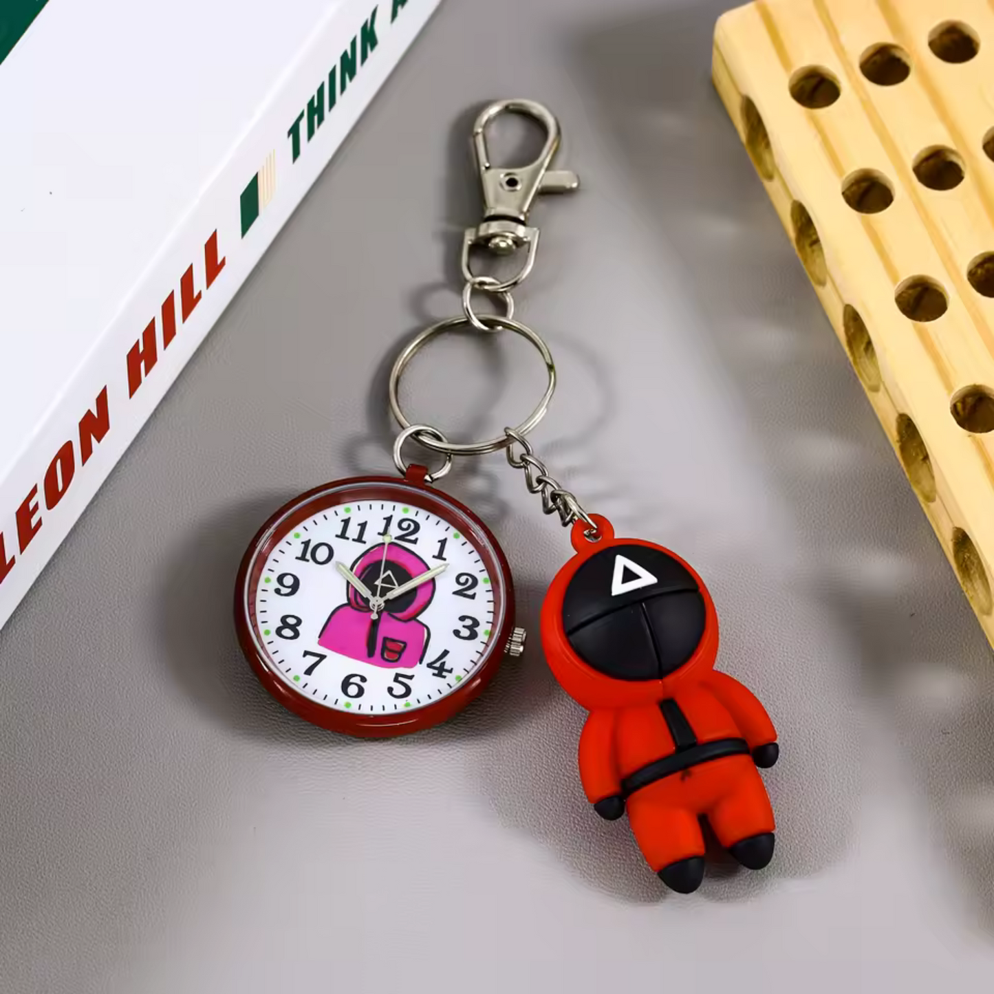 Triangle Guard Schlüsselanhänger mit Uhr – Squid Game inspiriertes Accessoire