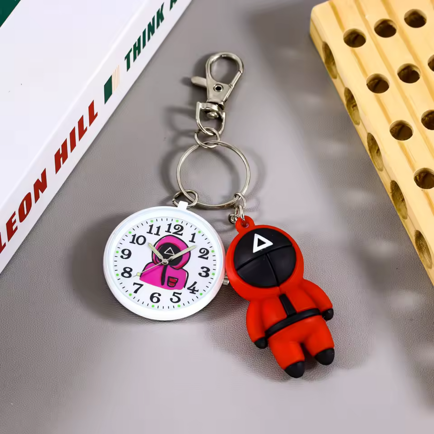 Triangle Guard Schlüsselanhänger mit Uhr – Squid Game inspiriertes Accessoire