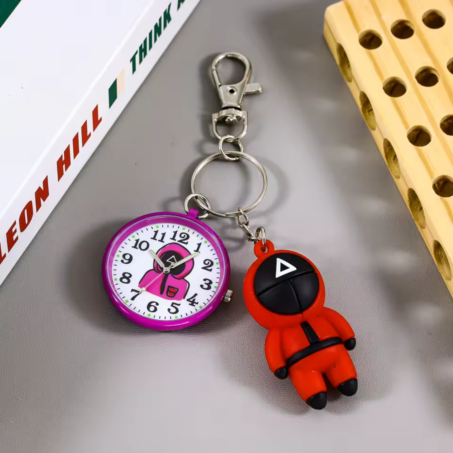 Triangle Guard Schlüsselanhänger mit Uhr – Squid Game inspiriertes Accessoire