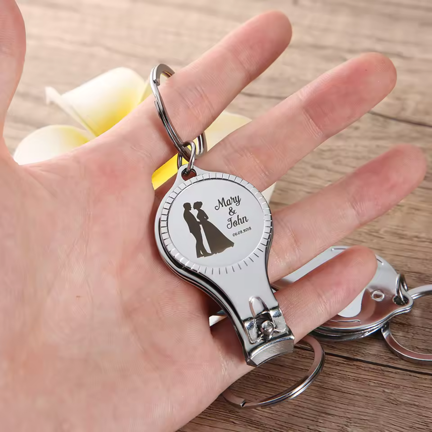 Porte-clé mariage personnalisé – Coupe-ongles et Ouvre-bouteille