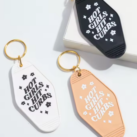 Porte-clé "Hot Girls Hit Curbs" – 3 coloris : noir, blanc ou rose
