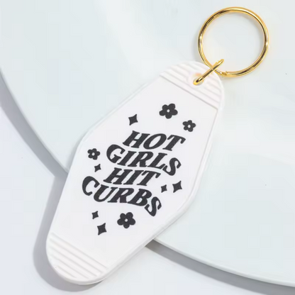 Porte-clé "Hot Girls Hit Curbs" – 3 coloris : noir, blanc ou rose