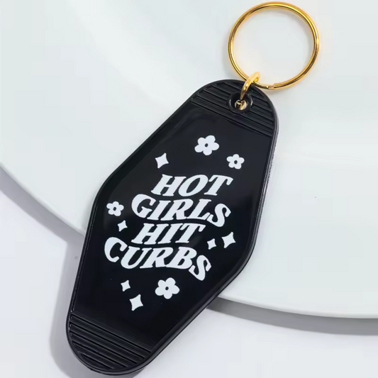Porte-clé "Hot Girls Hit Curbs" – 3 coloris : noir, blanc ou rose