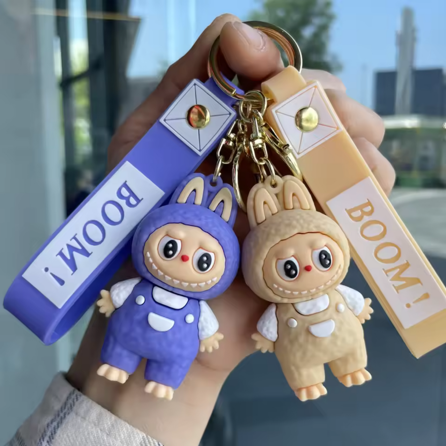 Porte-Clé Peluche Labubu Mouton avec Salopette – Douceur Rembobinée
