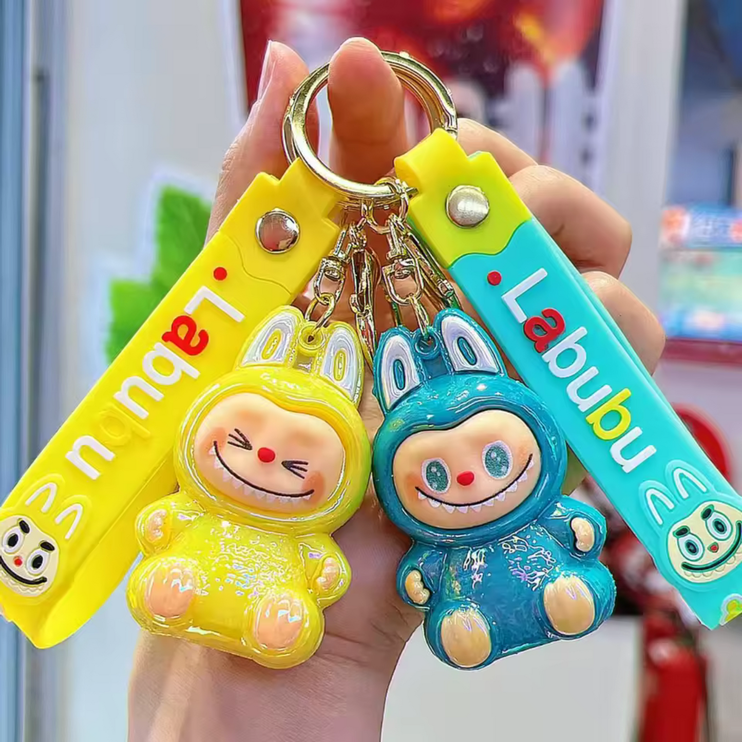 Porte-Clé Labubu Assis Brillant – Petit Format, Grand Éclat | 2 Coloris Disponibles